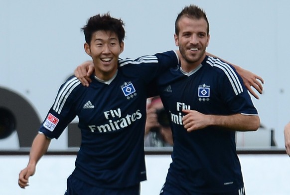 Hamburg&#039;s Son Heung-min , left, and Rafael van der Vaart celebrate a goal during the German Bundesliga soccer match between SpVgg Greuther Fuerth and SV Hamburg in Fuerth, southern Germany, Satur ...