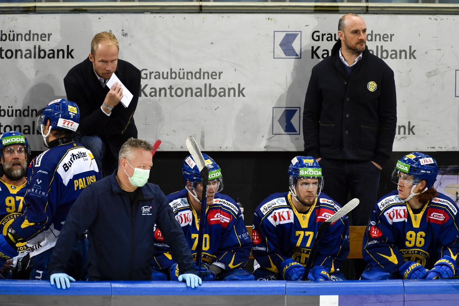 Keine gluecklichen Gesichter an der Bande mit Assistant Coach Johann Lundskog (SW/CA), links und Head Coach Christian Wohlwend rechts dahinter, im Eishockey-Qualifikationsspiel der National League zwi ...