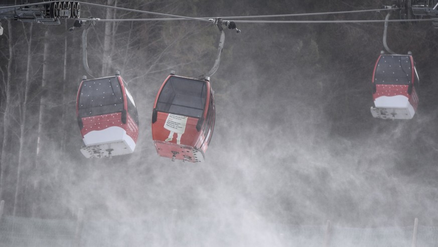 epa08907649 Gondolas of the cable car struggle with strong wind ahead of the second run of the Women&#039;s Giant Slalom race at the FIS Alpine Skiing World Cup in Semmering, Austria, 28 December 2020 ...