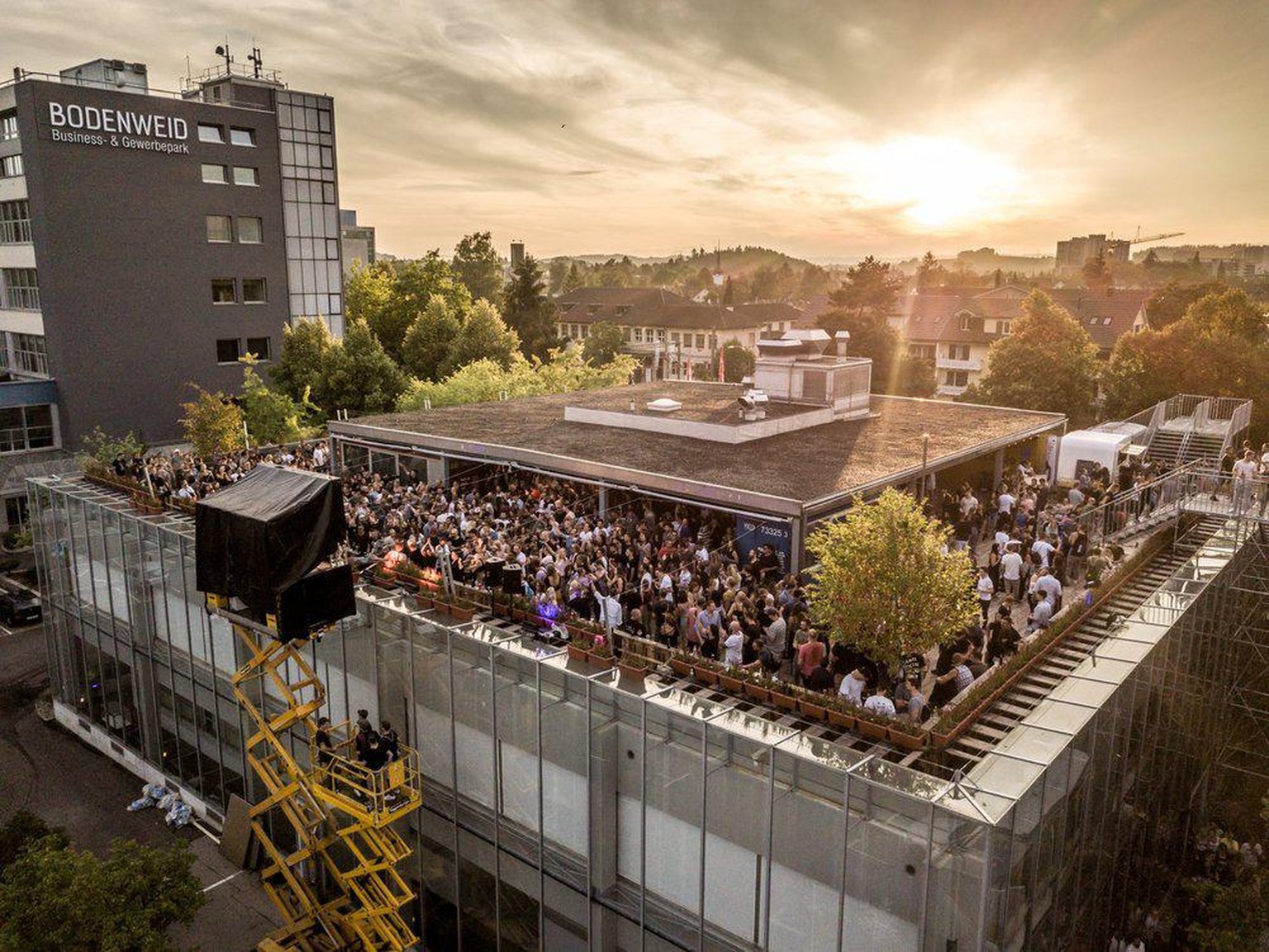 Der Rooftop-Rave zog in Bern 2019 hunderte Partygänger an.