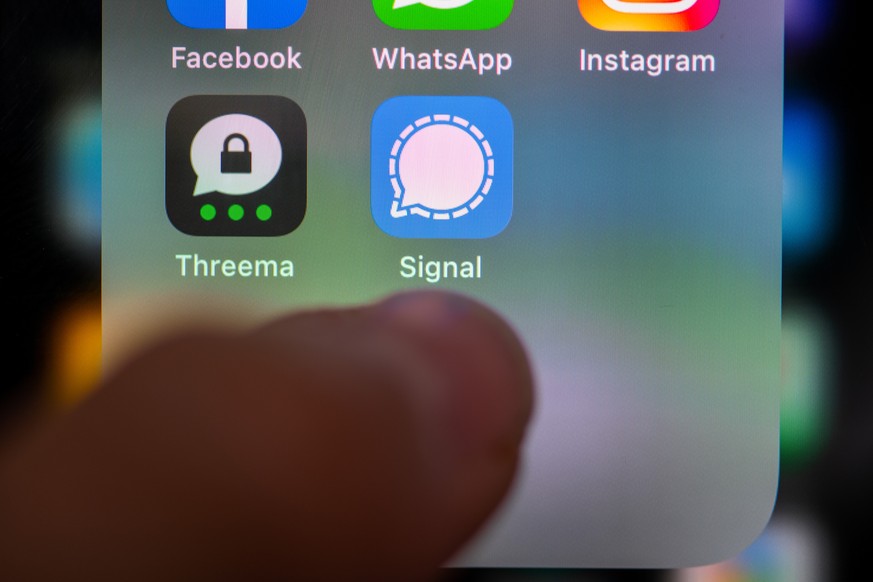 Die Insant-Messaging-Apps Threema und Signal auf einem Smartphone, fotografiert am Donnerstag, 14. Januar 2021, in Zuerich. (KEYSTONE/Christian Beutler)