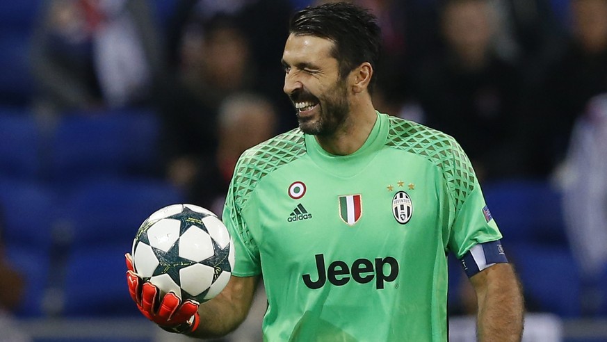 epa05591301 Juventus Turin&#039;s goalkeeper Gianluidgi Buffon reacts after the UEFA Champions League group H soccer match between Olympique Lyon and Juventus Turin at Parc Olympique Lyonnais in Decin ...