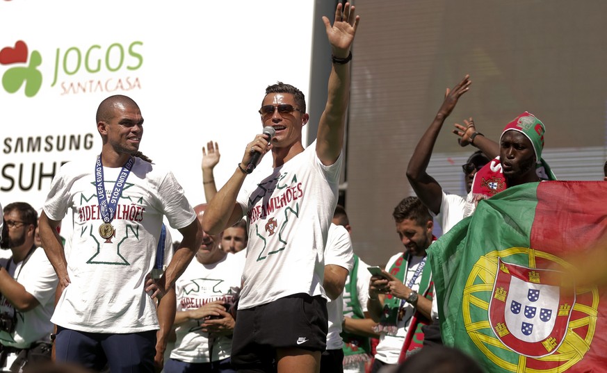 epa05420823 Portugal national team players Pepe (L) and Cristiano Ronaldo cheer with the fans at Alameda D. Afonso Henriques, Lisbon, Portugal, 11 July 2016. The Portugal national soccer team on 10 Ju ...
