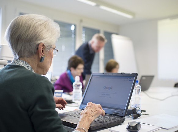 Eine Seniorin an einem Computerkurs. Die Industriestaatenorganisation OECD empfiehlt der Schweiz, das Rentenalter zu erhöhen. (Themenbild)