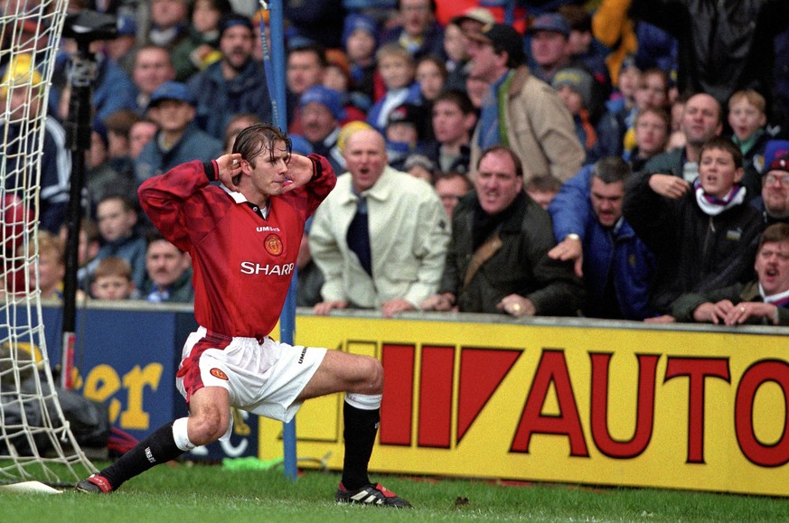 Bildnummer: 05638073 Datum: 04.01.1998 Copyright: imago/Action Plus
4 January 1998: Manchester United midfielder David Beckham celebrates after scoring his second goal in the FA Cup match between Chel ...