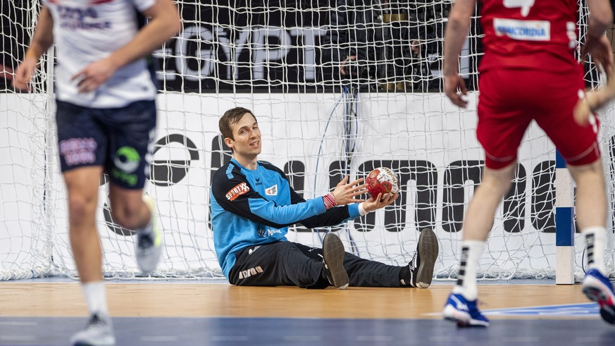 epa08942714 Switzerland&#039;s keeper Nikola Portner during the 27th Men&#039;s Handball World Championship 2021 Group E match betwen Switzerland and Norway in Madinat Sittah Uktubar in Egypt, 16 Janu ...