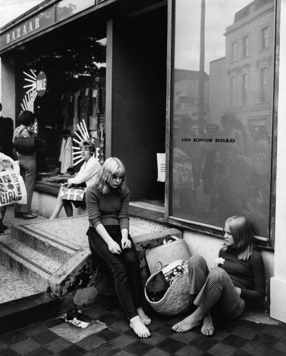 Shopping anno 1967: Kundinnen vor Quants Boutique Bazaar.