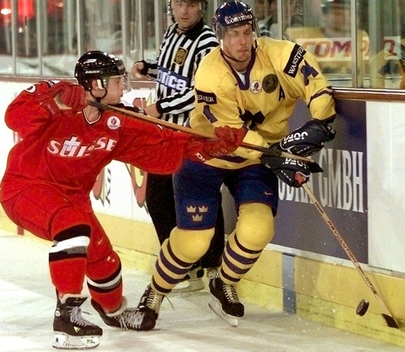Mark Streit an seiner ersten WM 1998, im Zweikampf mit dem Schweden&nbsp;Patric Kjellberg.