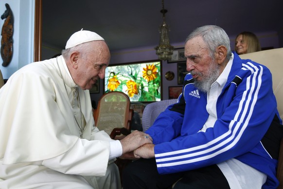 epa04942299 A handout picture provided on 21 September 2015 by the Cuban state-run website &#039;Cubadebate&#039; shows Pope Francis (L) and former President of Cuba Fidel Castro during their meeting  ...