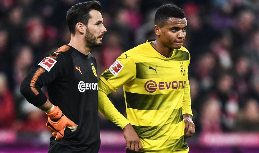 epa06639303 Dortmund&#039;s goalkeeper Roman Buerki (L) and Manuel Akanji react during the German Bundesliga soccer match between Bayern Munich and Borussia Dortmund in Munich, Germany, 31 March 2018. ...