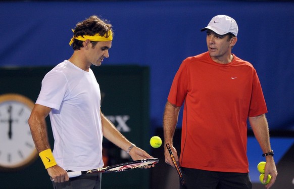 epa02524023 Roger Federer (L) of Switzerland talks with his new coach Paul Annacone (R) during a training session at the Rod Laver Arena in Melbourne, Australia, 11 January 2011. Federer will take par ...