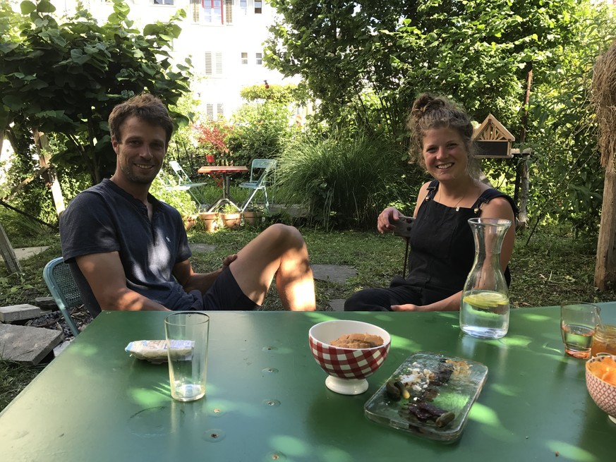 Bald geht es los auf die Alp: Dani Früh (links) und Carole Eggmann (rechts) in ihrem Garten in Winterhur.