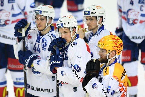 Zurich&#039;s players react after the fifth match of the playoff final of the National League of the ice hockey Swiss Championship between the HC Lugano and the ZSC Lions, at the ice stadium Resega in ...