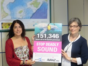 Sigrid Lüber (r.), Präsidentin von Oceancare, überreicht&nbsp;der Vertreterin des spanischen Umweltministeriums&nbsp;Ainhoa Pérez Puyol die Petition von Oceancare und Avaaz.