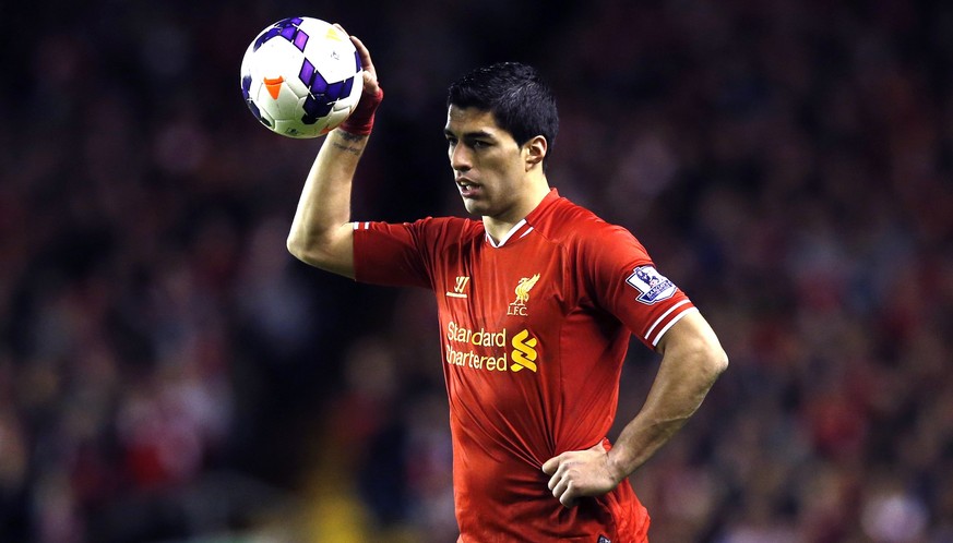 Liverpool&#039;s Luis Suarez prepares to take a free kick during their English Premier League soccer match against Sunderland at Anfield in Liverpool, northern England March 26, 2014. REUTERS/Phil Nob ...