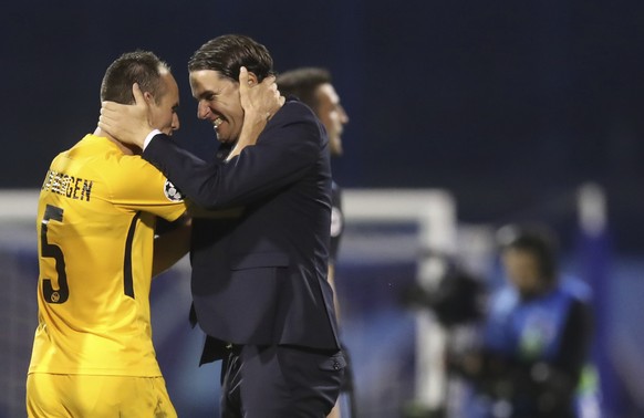 Young Boys coach Gerardo Seoane, right, celebrates with Steve von Bergen at the end of the Champions League qualifying play-off second leg soccer match between Dinamo Zagreb and Young Boys in Zagreb,  ...