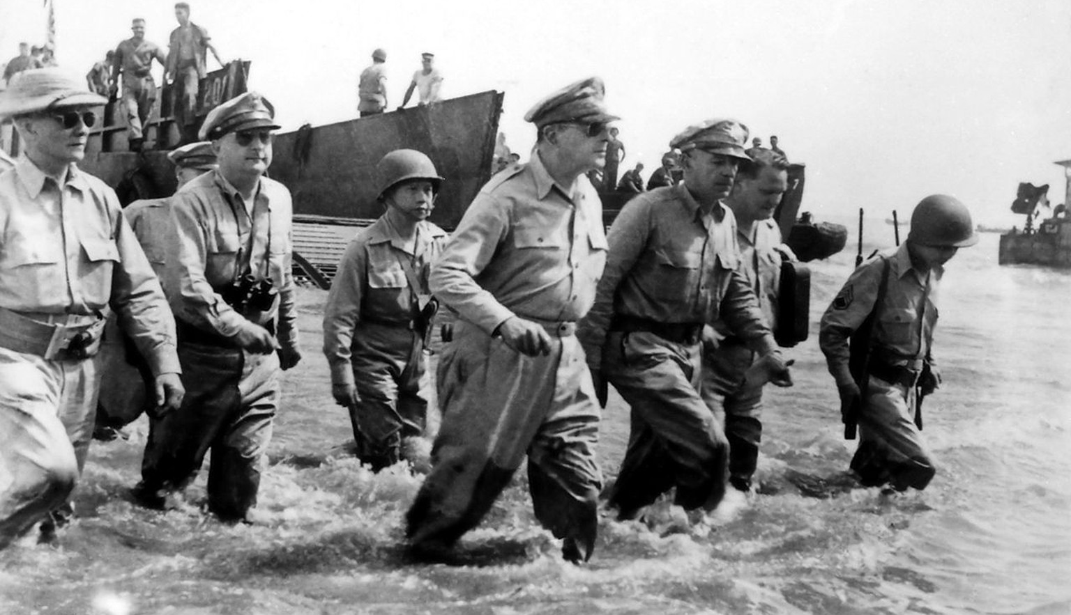 Schlacht um Leyte: US-General MacArthur (M.) geht an Land.