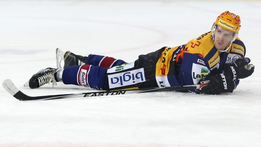 Biels Topscorer Gaetan Haas liegt auf dem Eis nach dem Tor von Ambri zum 0-2 im Eishockey-Meisterschaftsspiel der National League A zwischen dem EHC Biel und dem HC Ambri-Piotta, am Samstag, 26. Septe ...