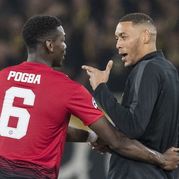 Manchester United&#039;s Paul Pogba, left, talks to YB&#039;s Guillaume Hoarau after the UEFA Champions League group H matchday 1 soccer match between Switzerland&#039;s BSC Young Boys and England&#03 ...
