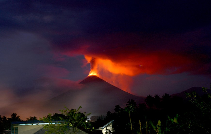 epa07235210 Mount Soputan spews hot ash and lava into the air in Minahasa, North Sulawesi, Indonesia, 16 December 2018. According to local media reports, an exclusion zone of four kilometers has been  ...