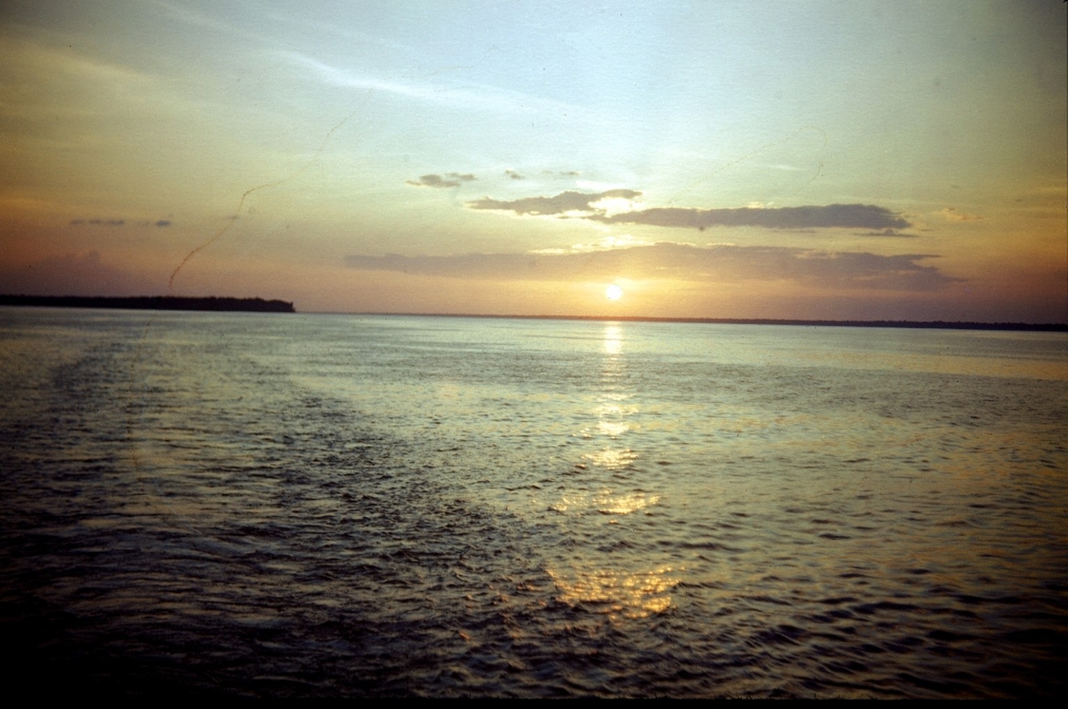 Sonnenuntergang an einem Fluss

Sonnenuntergang am Amazonas bei Gelem 
Beschreibung:
Sonnenuntergang an einem Fluss 
Datierung:
1947