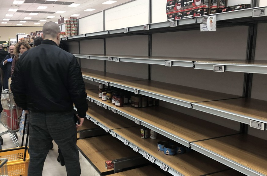 epa08242097 Empty shelves at Esselunga supermarket as people stockpile due to the fear of the new coronavirus, in Milan, Italy, 23 February 2020. Two deaths from the novel coronavirus sparked fears th ...