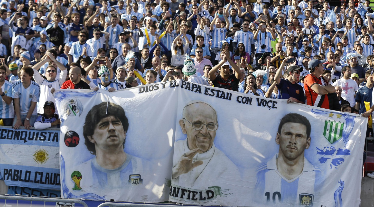 Bescherten Argentinien keinen Goldsegen: Der Papst und seine Fussballgötter Maradona und Messi.