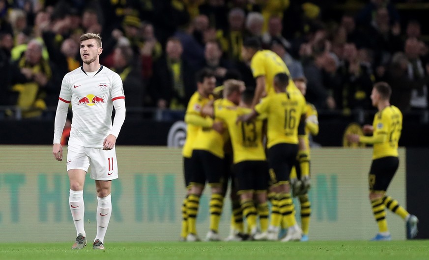 epa08078104 Leipzig&#039;s Timo Werner (L) reacts after the first goal by Dortmund during the German Bundesliga soccer match between Borussia Dortmund and RB Leipzig in Dortmund, Germany, 17 December  ...