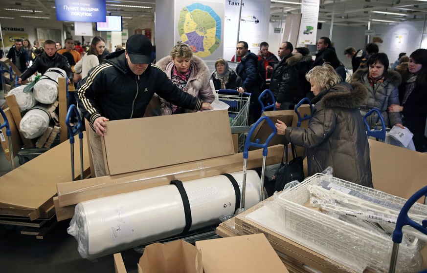 epa04534925 Moscow residents buy goods in the IKEA store in Moscow, Russia, 19 December 2014. In anticipation of rising prices, many shops in Russia observed excessive demand in their commodities. IKE ...