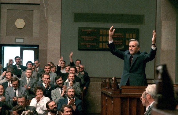 epa04232513 (FILE) A file photograph dated 12 September 1989 showing: former Polish Prime Minister Tadeusz Mazowiecki (R) after a confidence vote on his government in Warsaw, Poland, after a first par ...