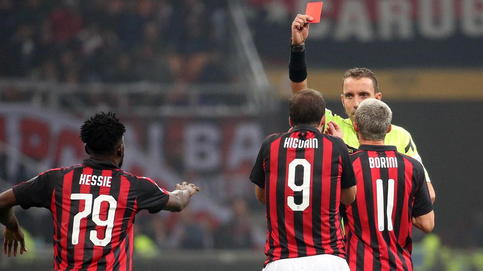 epa07159991 Referee Paolo Silvio Mazzoleni (C) shows the red card to Milan&#039;s Gonzalo Higuain (2-L) during the Italian Serie A soccer match between AC Milan and Juventus FC at Giuseppe Meazza stad ...