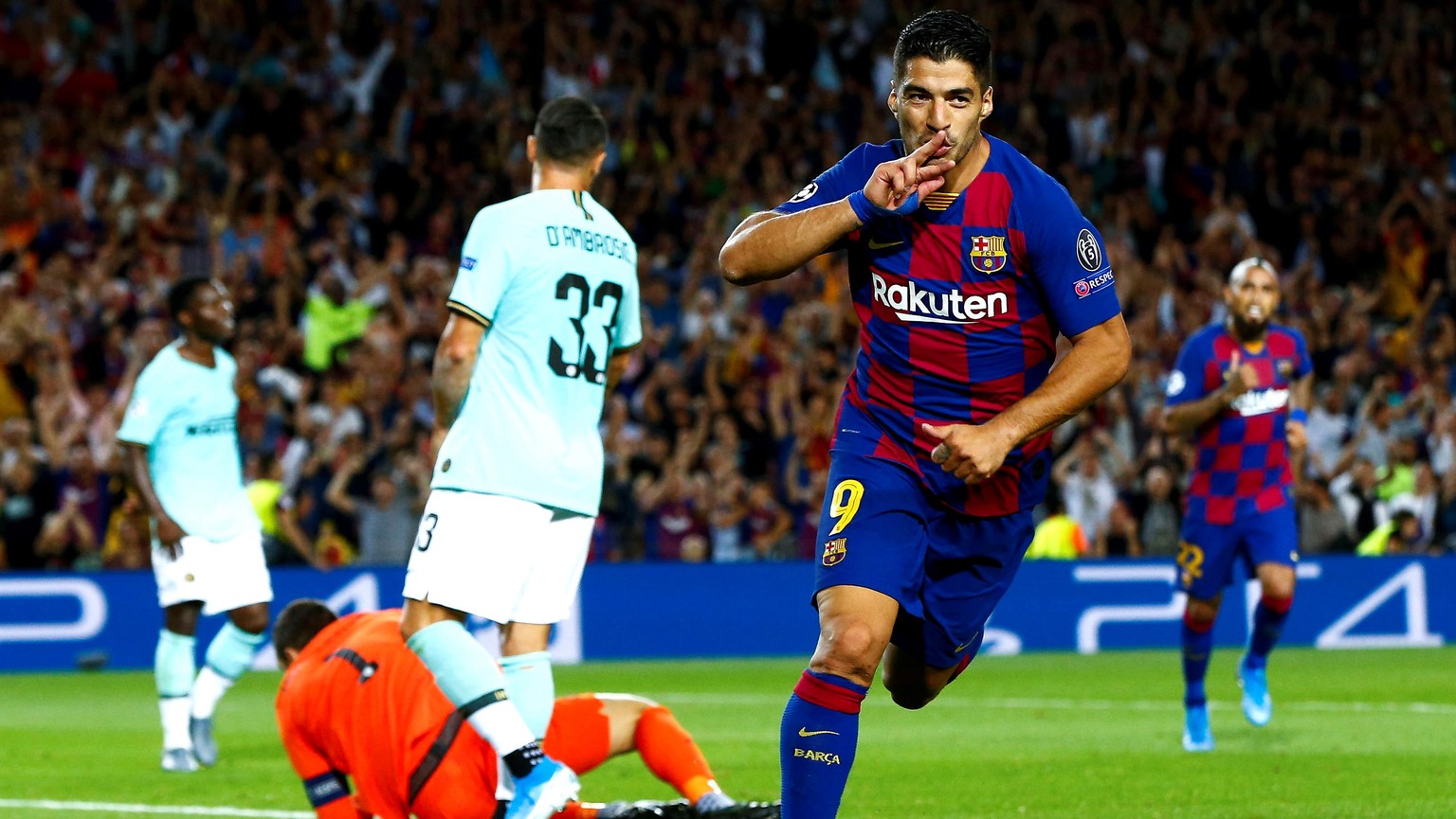 epaselect epa07890590 FC Barcelona&#039;s forward Luis Suarez celebrates after scoring the 2-1 goal during the UEFA Champions League group F soccer match between FC Barcelona and FC Internazionale at  ...