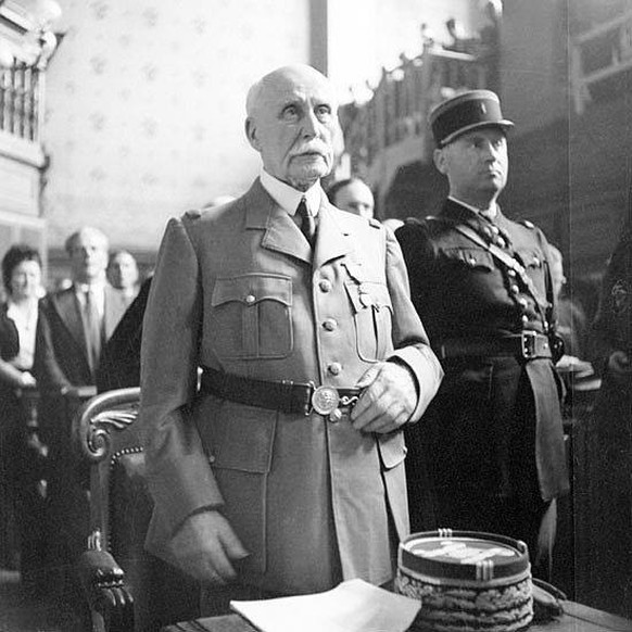 Pétain auf der Anklagebank vor dem Haute cour de justice am 30. Juli 1945.