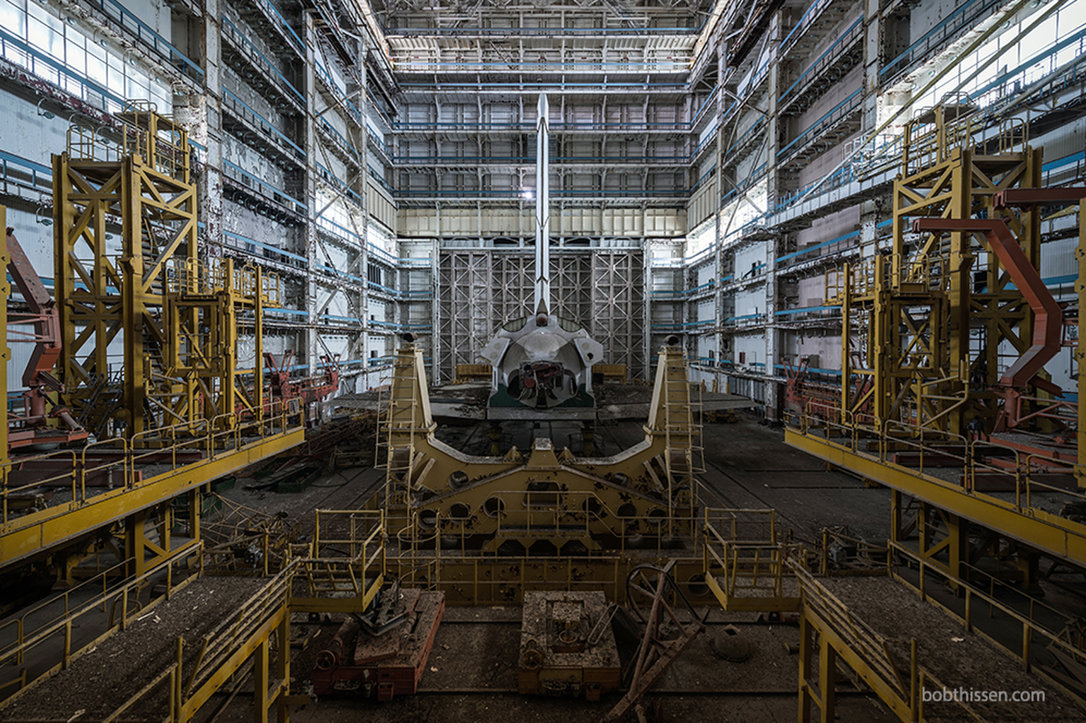 Bujan Space Shuttle der Sowjetuion
http://www.bobthissen.com/baikonur-abandoned-spaceshuttles/#!prettyPhoto