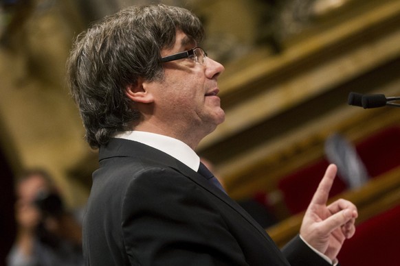 epa06257412 Catalan President Carles Puigdemont addresses the region&#039;s parliament in Barcelona, Spain, 10 October 2017. Puigdemont has proposed to suspend Catalonia&#039;s declaration of independ ...