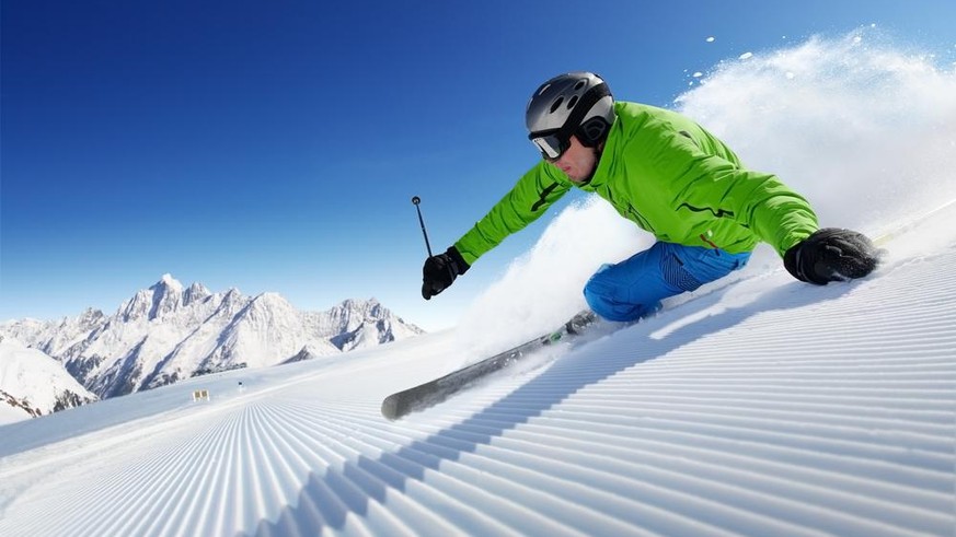 Skifahrer skifahren Pulverschnee