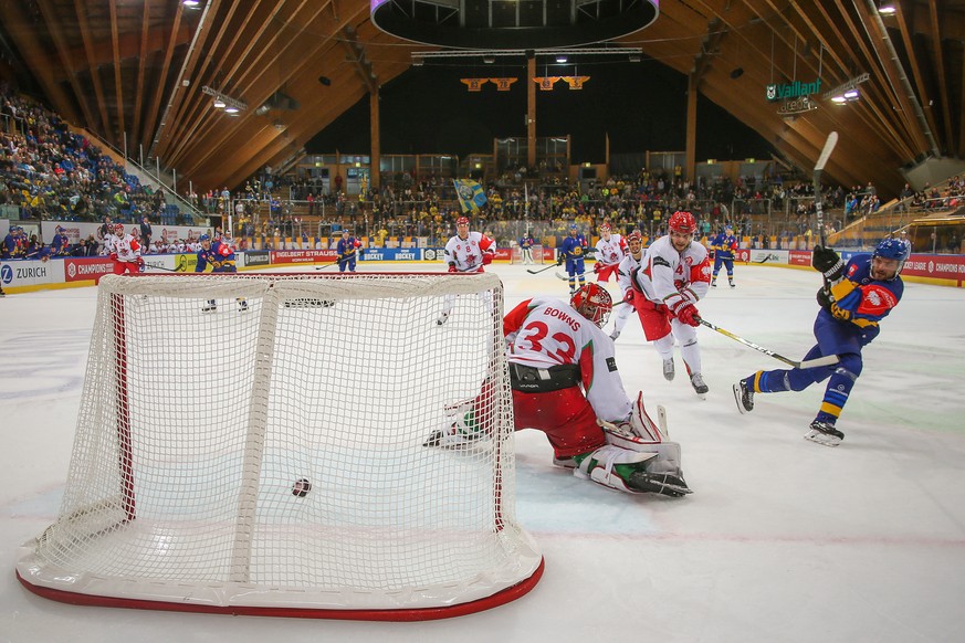 Davos&#039; Robert Kousal, right, scores the 7:0 against Cardiff&#039;s goalie Ben Bowns, in the middle, during the Champions Hockey League match between Switzerland&#039;s HC Davos and Cardiff Devils ...