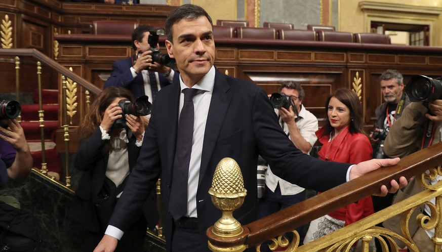 epa06777085 Leader of Spanish Workers&#039; Socialist Party (PSOE), Pedro Sanchez (C), arrives for the second day of the no-confidence motion debate against Spanish Prime Minister Mariano Rajoy at the ...