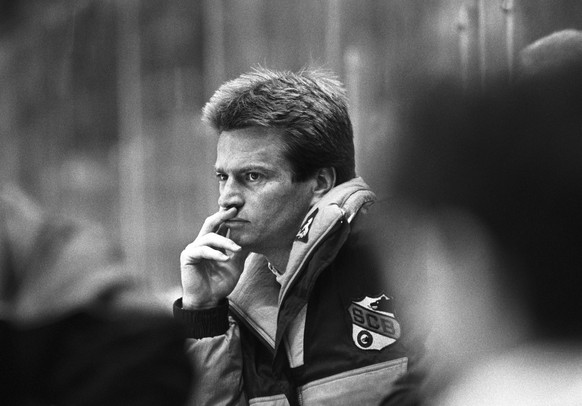 ARCHIVBILD ZUM KEYSTONE-SDA-TEXT ZUM JUBILAEUMSJAHR 1990 --- Der Amerikaner Bill Gilligan steht am 28. Februar 1991 in Zug im Play-Off Eishockey Spiel des EV Zug gegen den SC Bern als SCB Trainer an d ...