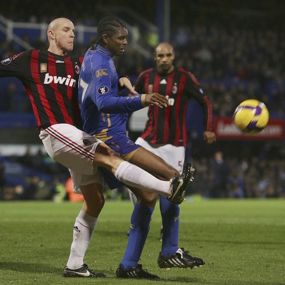 Portsmouth&#039;s Kanu, right, grapples with AC Milan&#039;s Philippe Senderos during their Group E, UEFA Cup, soccer match at the Fratton Park stadium, Portsmouth, England, Thursday, Nov. 27, 2008. ( ...
