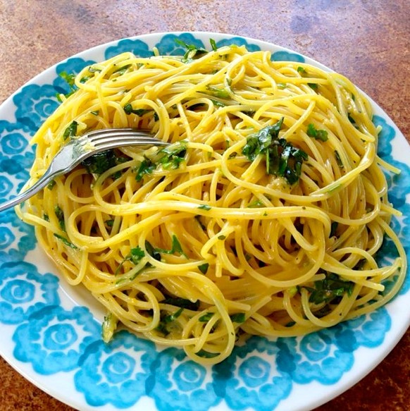 spaghetti alla salsa cruda prezzemolo petersilie peterli basilikum muskatnuss