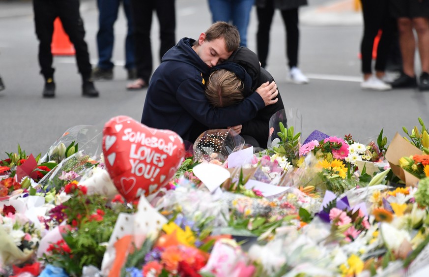 epaselect epa07441388 Members of the public mourn at a flower memorial near the Al Noor Masjid on Deans Rd in Christchurch, New Zealand, 16 March 2019. A gunman killed 49 worshippers at the Al Noor Ma ...
