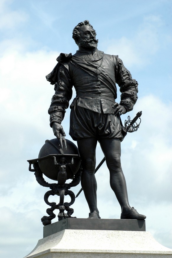 Statue to Sir Francis Drake on Plymouth Hoe, Devon England UK