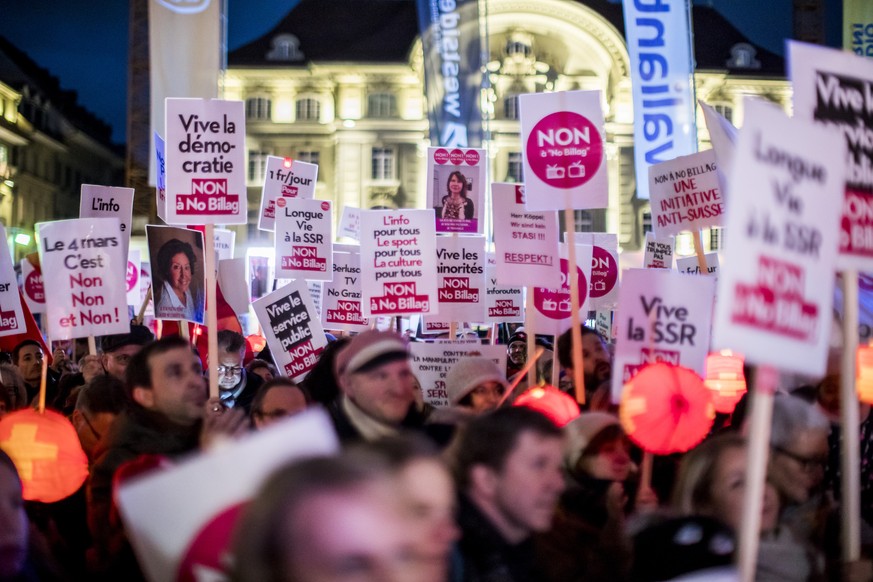 Teilnehmer halten Schilder hoch waehrend der Solidaritaetskundgebung gegen die &#039;No Billag Initiative&#039; am Dienstag, den 30. Januar 2018 auf dem Bundesplatz in Bern. (KEYSTONE/Christian Merz)