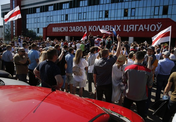 epa08608811 Belarus workers of Minsk wheeled tractor plant hold a strike and protest rally, while president Lukashenko visits, in Minsk, Belarus, 17 August 2020. Belarus opposition demand to show trut ...