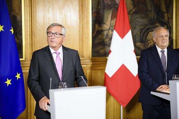 epa05548119 Swiss Federal President Johann Schneider-Ammann, (R), and European Commission President Jean-Claude Juncker, (L), during a press conference after a meeting about the implementation of rest ...