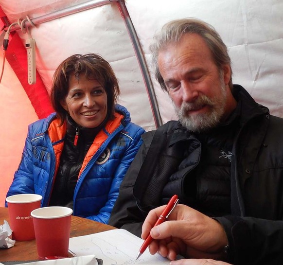 HANDOUT - Bundespraesidentin Doris Leuthard, Mitte, und der Direktor des WSL Konrad Steffen, rechts, am Mittwoch, 9. August 2017 bei Ilulissat, Groenland. Die Schweiz betreibt seit 1990 die Forschungs ...