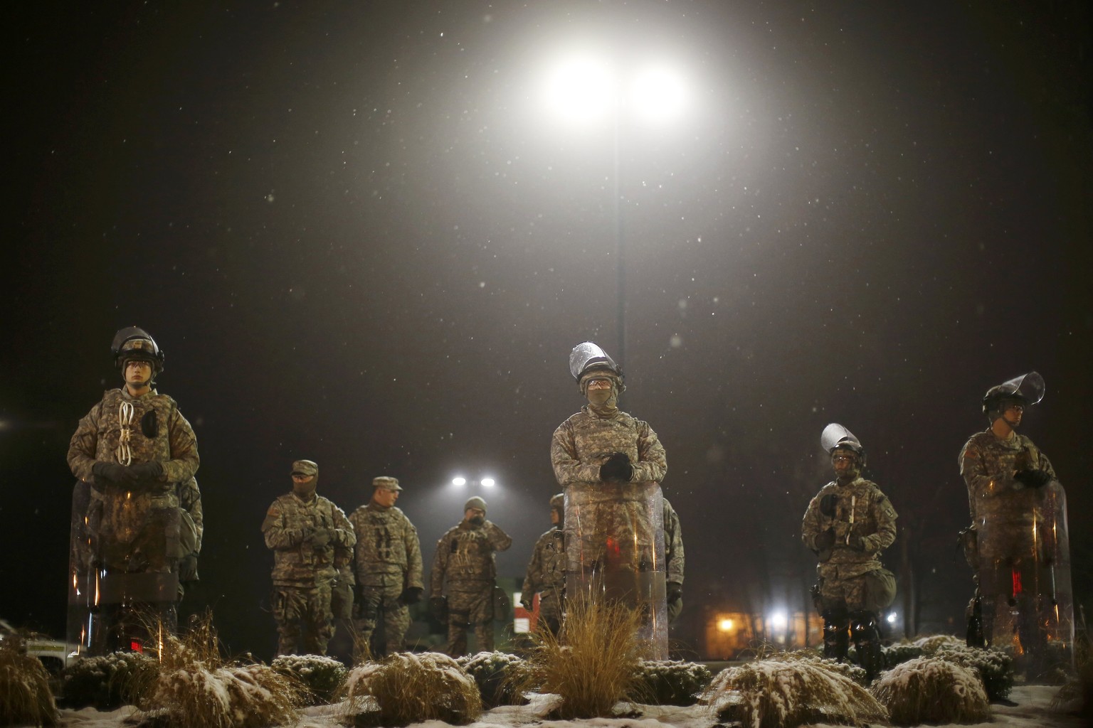 Die Nationalgarde bewacht in der Nacht auf Donnerstag einen Polizeiposten in Ferguson.&nbsp;