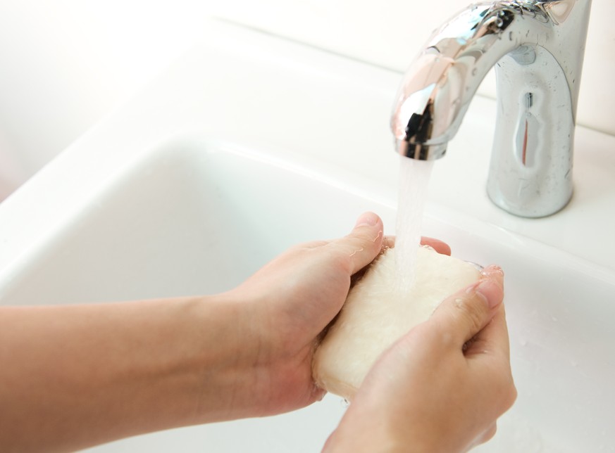 Händewaschen mit Seife reduziert die Anzahl der Krankheitserreger auf den Händen drastisch.&nbsp;