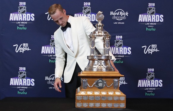 Nashville Predators&#039; Pekka Rinne looks at the Vezina Trophy after winning the award at the NHL Awards, Wednesday, June 20, 2018, in Las Vegas. (AP Photo/John Locher)
